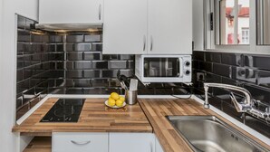 Refrigerador, microondas y utensilios de cocina 