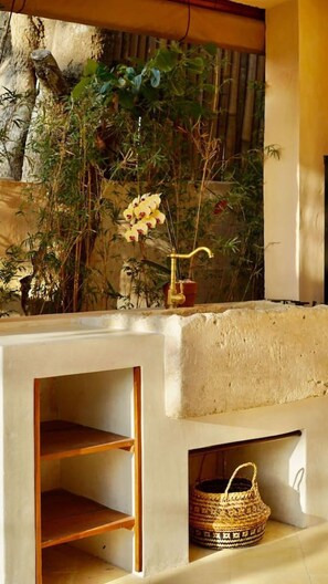 المنطقة المحيطة بالمنشأة