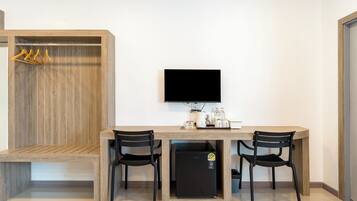 Deluxe Twin Room | Desk, iron/ironing board, free WiFi