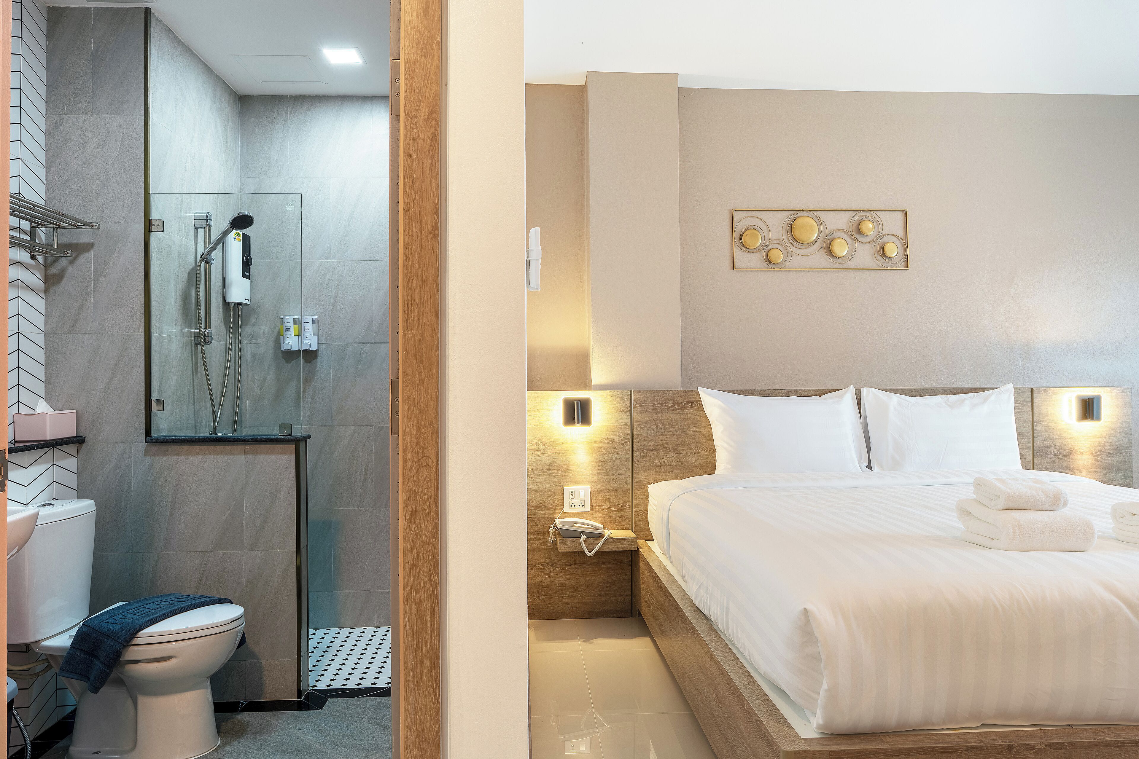 Habitación Deluxe doble | Baño | Ducha, secador de pelo, bidé y toallas