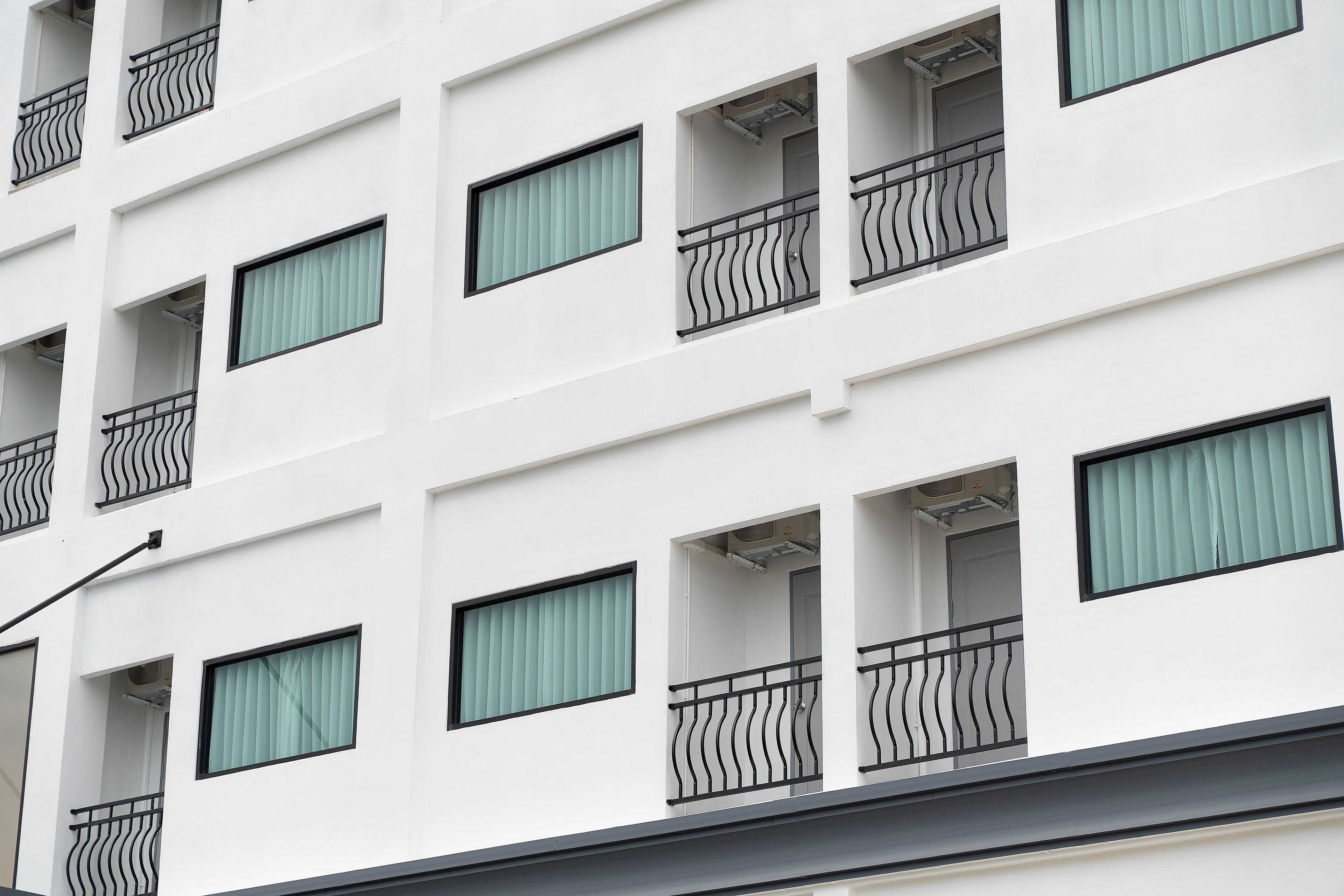 Un edificio de varios pisos con balcones y ventanas.