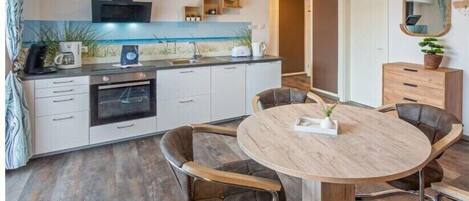 ثلاجة، فرن، موقد طهي مسطح، غسالة أطباق