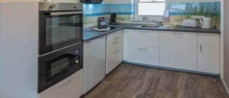 ثلاجة، ميكروويف، فرن، موقد طهي مسطح