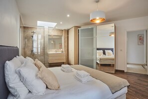 4 bedrooms, desk, iron/ironing board, travel cot - Superb apartment Center of Paris-Montmartre (Paris)