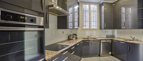 冷蔵庫、電子レンジ、オーブン、コンロ