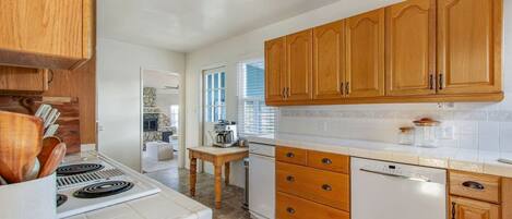 Een koelkast, een microgolfoven, een oven, een kookplaat