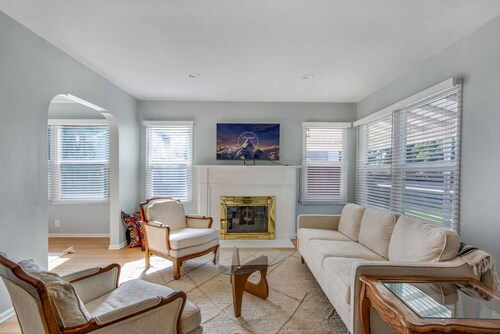 Welcome To Riverside! Spacious | Cozy | Central