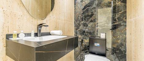 Dusche, Haartrockner, Bidet, Handtücher