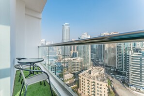 Outdoor dining - Walking Distance To JBR Beach, The Walk, And Marina Mall, With Easy Access To The Metro (Dubai)