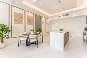 Dining - Walking Distance To JBR Beach, The Walk, And Marina Mall, With Easy Access To The Metro (Dubai)