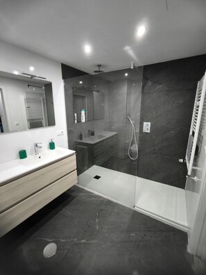 Een douche, een haardroger, een bidet, handdoeken