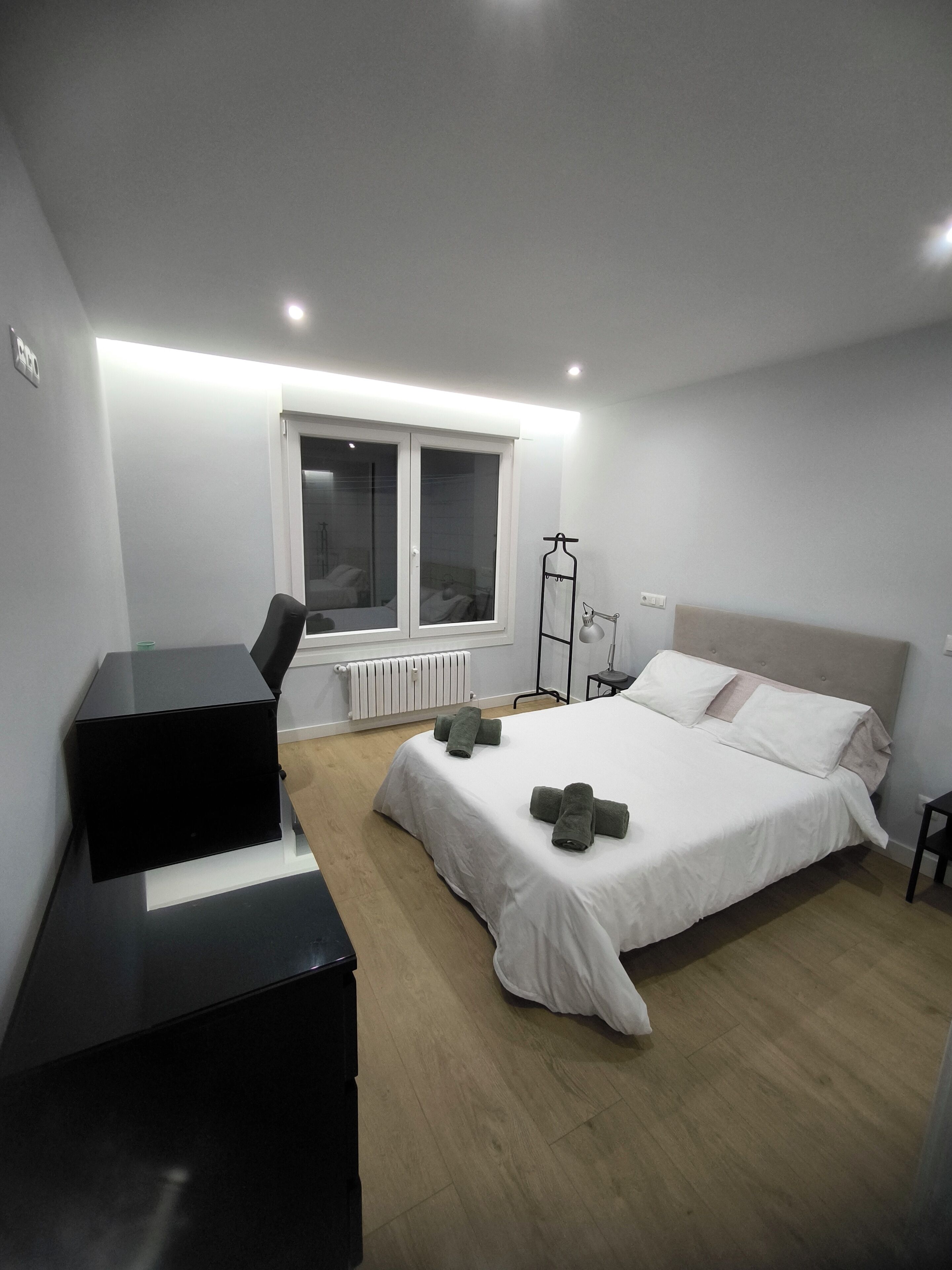 Een strijkplank/strijkijzer, wifi, beddengoed