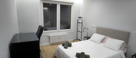 Silitysrauta/-lauta, Wi-Fi, vuodevaatteet