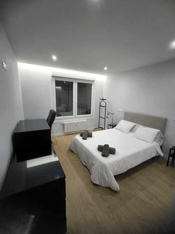 Planxa i posts de planxar, wifi i roba de llit