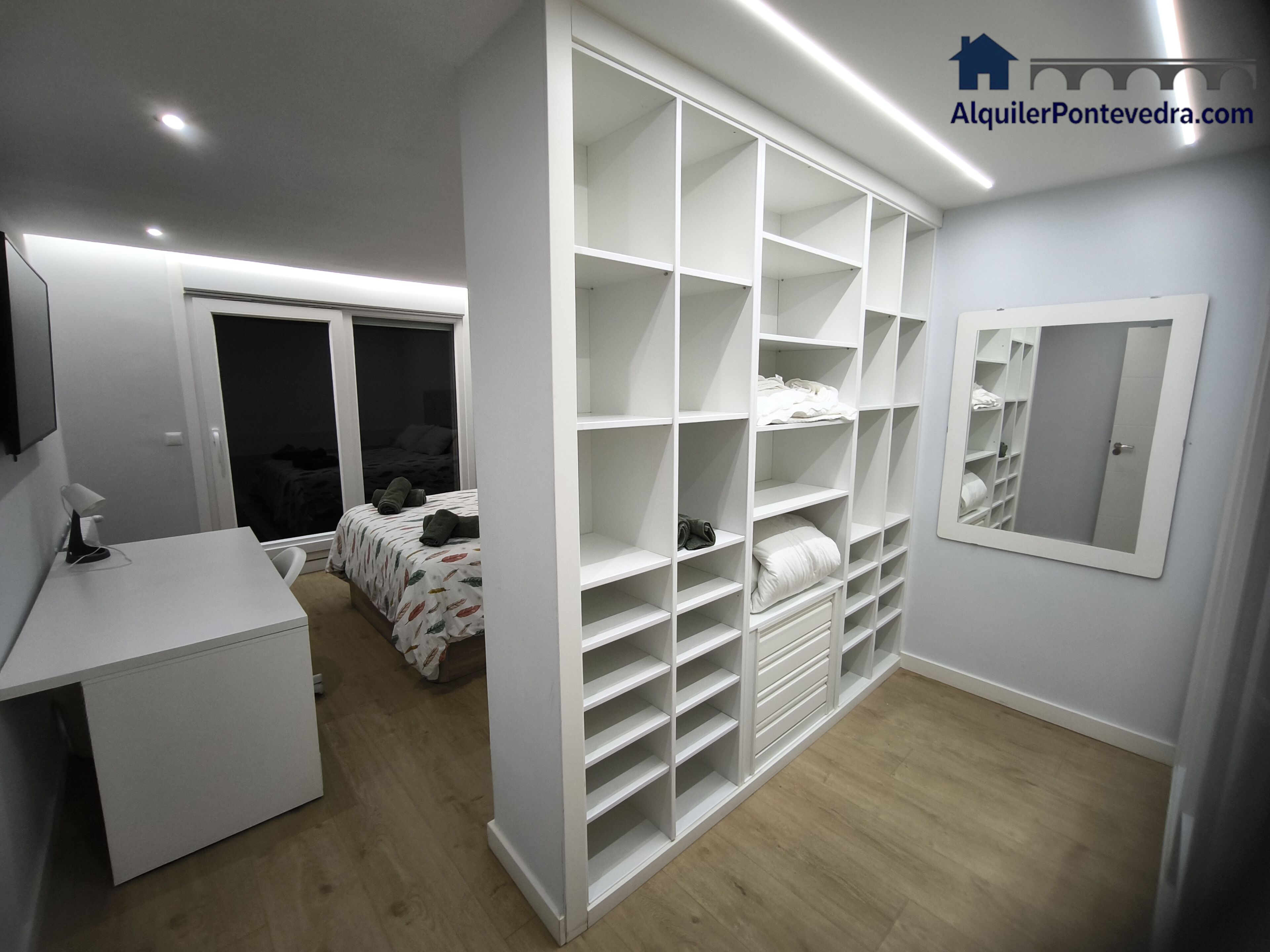 Een strijkplank/strijkijzer, wifi, beddengoed