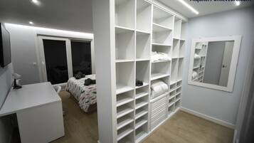 Een strijkplank/strijkijzer, wifi, beddengoed