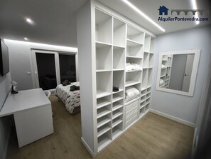 Een strijkplank/strijkijzer, wifi, beddengoed