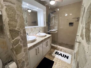 Hair dryer, towels, soap, toilet paper - 3-Bedroom Penthouse with Pool, center Cabarete (Cabarete)