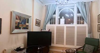 Women only- Private Guest Room#5 in SW6 with En-Suite bathroom & evening parking