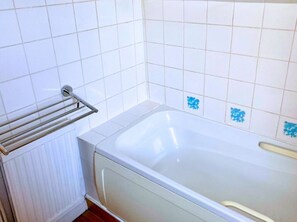 Bathroom - Women only- Private Guest Room#5 in SW6 with En-Suite bathroom & evening parking (Greater London)