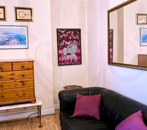 Living area - Women only- Private Guest Room#5 in SW6 with En-Suite bathroom & evening parking (Greater London)