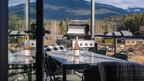 Outdoor dining - Revelstoke - Wooley Bully Terrace (Revelstoke)