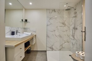 Shower, hair dryer, towels - Charming studio Center of Paris Montmartre (Paris)