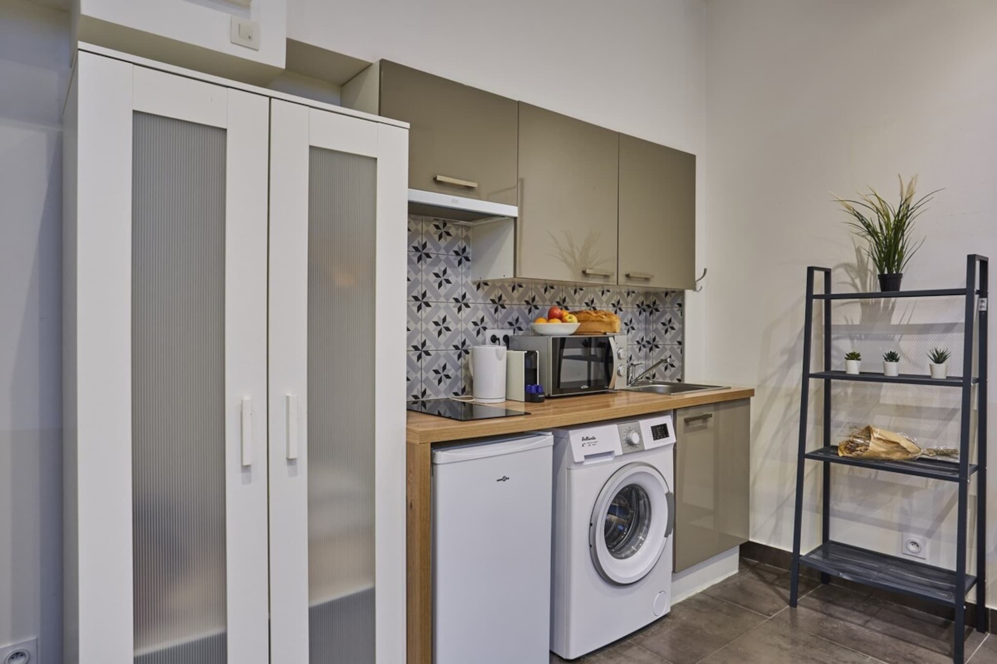 Fridge, microwave, stovetop, coffee/tea maker