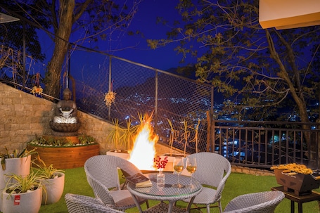 Outdoor dining. The Walnut Stays