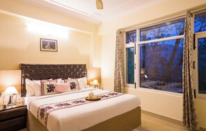 Desk, laptop workspace, iron/ironing board, free WiFi - The Walnut Stays (solan)