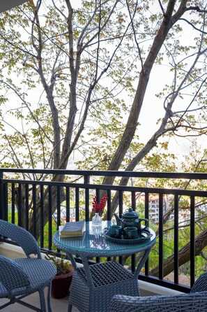 Outdoor dining - The Walnut Stays (Solan)
