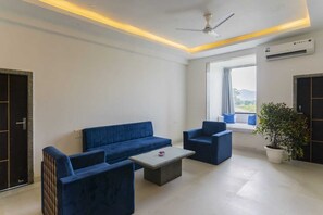 デラックス ヴィラ バルコニー | リビング エリア | PC モニター、プリンター