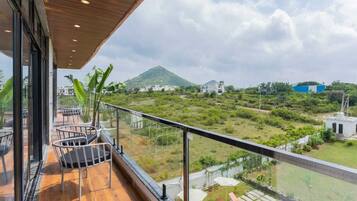 Superior Suite, Balcony | Desk, laptop workspace, soundproofing, iron/ironing board