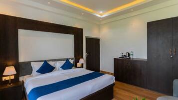 Deluxe Suite, Balcony, Hill View | Desk, laptop workspace, soundproofing, iron/ironing board