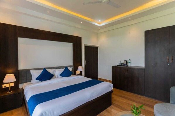 مكتب ومساحة عمل للكمبيوتر المحمول وتجهيزات عازلة للصوت ومكواة/لوح كي