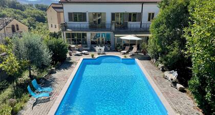 Luxuriöse Bergvilla mit Pool im mÀrchenhaften Apulien