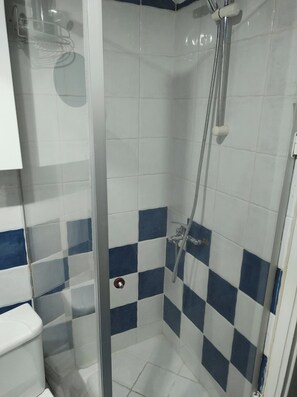 Shower, hair dryer, towels - Waterfront private room, own bathroom (Thessaloniki)