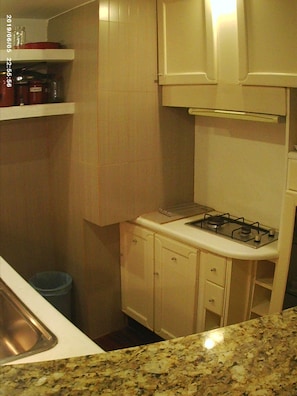 Refrigerador, microondas, parrilla de estufa y tostadora