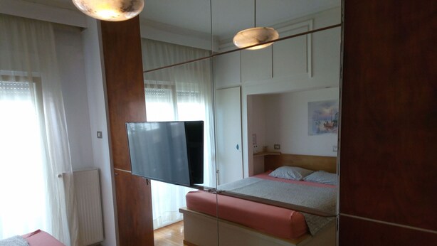 1 habitación, tabla de planchar con plancha, internet y ropa de cama 