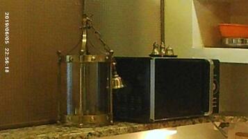 Kühlschrank, Mikrowelle, Herdplatte, Toaster