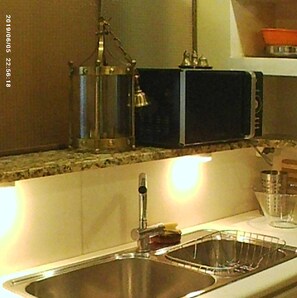 Refrigerador, microondas, placa de cocina, tostadora