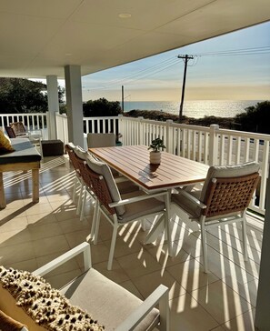 Outdoor dining - Blue Bay Beach Stay - Halls Head Coastal Retreat (Halls Head)