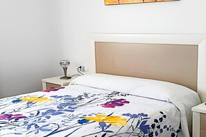 1 habitación, tabla de planchar con plancha, cuna de viaje y internet 