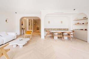 Interior - Sumptuous apartment with garden / Arc de Triomphe (Paris)
