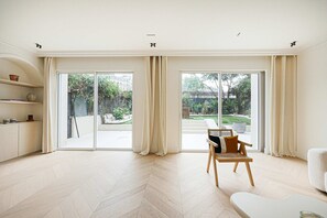 Interior - Sumptuous apartment with garden / Arc de Triomphe (Paris)