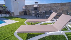 Outdoor dining - Charming chalet with private pool (Conil de la Frontera)