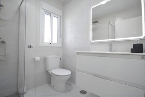 Shower, towels - Charming chalet with private pool (Conil de la Frontera)