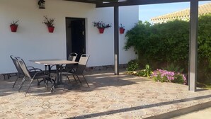 Outdoor dining - Charming Loft with Private Garden (Conil de la Frontera)