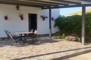 Outdoor dining - Charming Loft with Private Garden (Conil de la Frontera)
