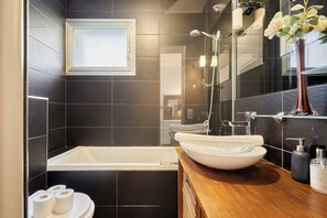 Een douche, een haardroger, handdoeken